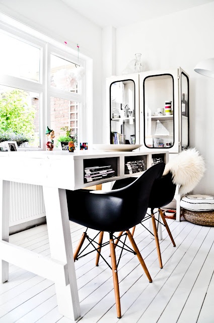 Need some feminine and fabulous home office inspiration? Take a look at these inspiring home offices for girl bosses! Get ready to drool...